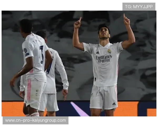 克罗斯长传撕开对方防线