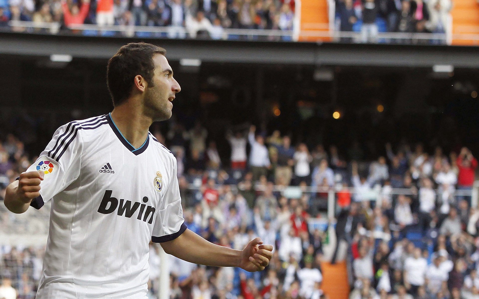 BronMuse对比拉拉维亚&芬尼-史密斯并发问:谁更香?